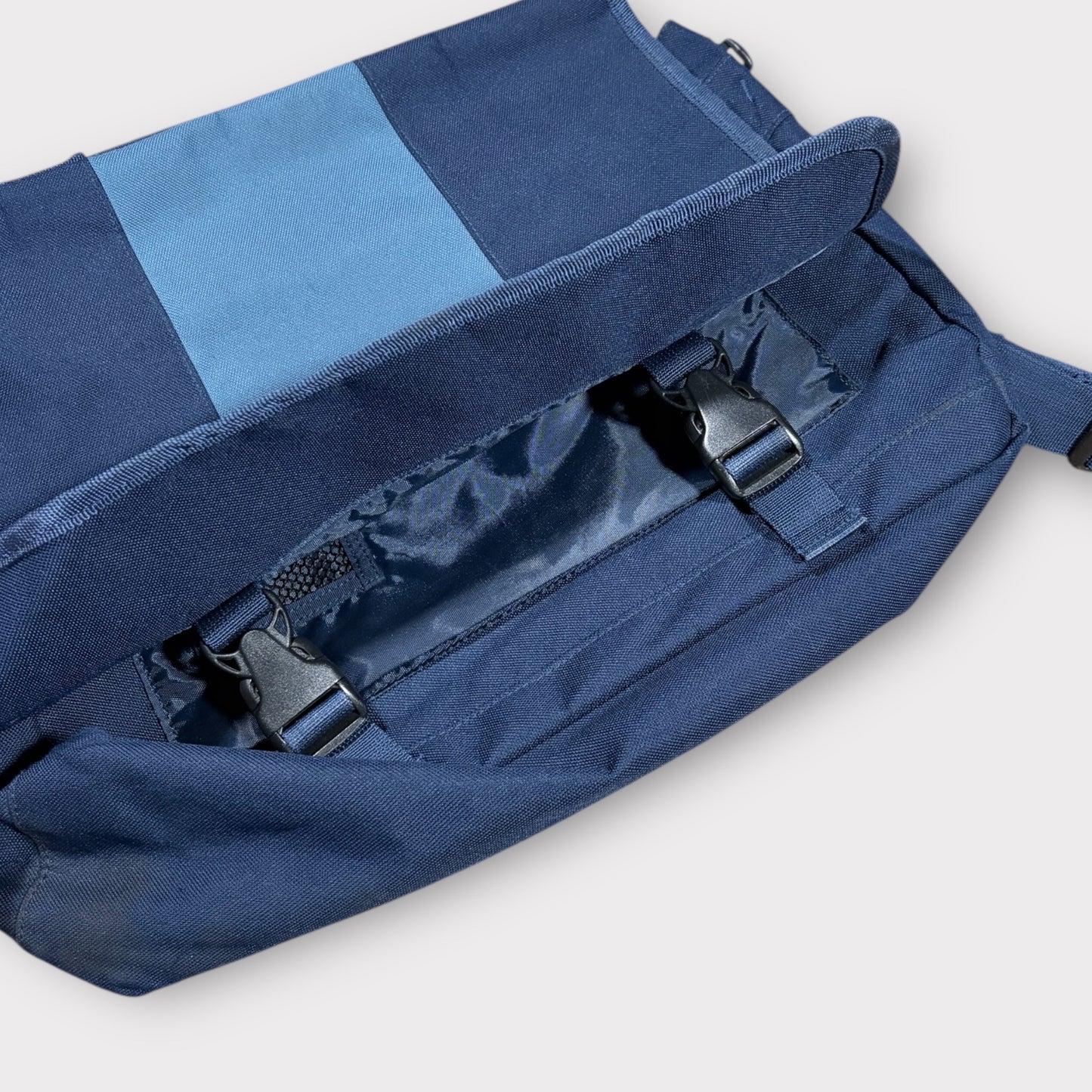 NIKE 00s SWOOSH MESSENGER BAG