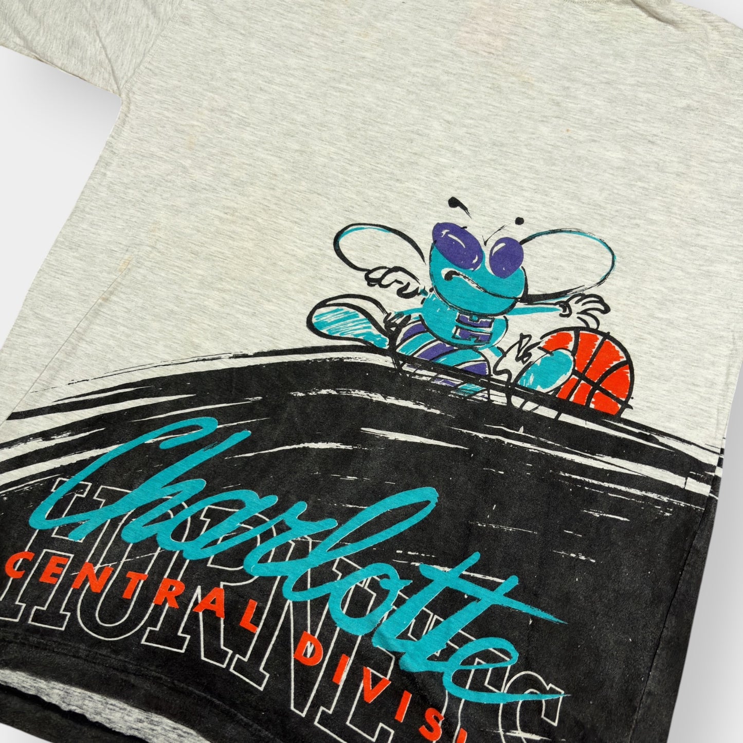NBA x CHARLOTTE HORNETS | 90s VINTAGE GREY SINGLE STITCH GRAPHIC TEE (M)