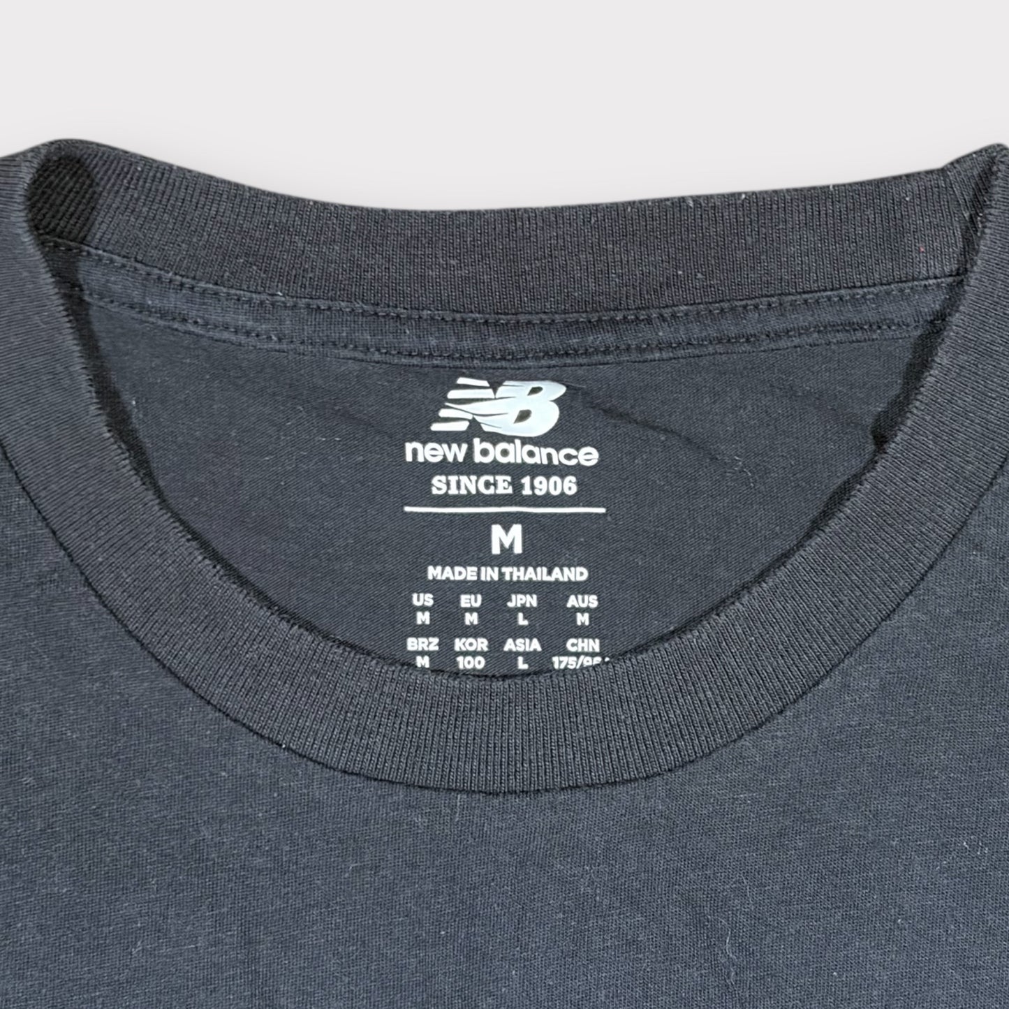 NEW BALANCE | LARGE LOGO PRINT TEE (M)
