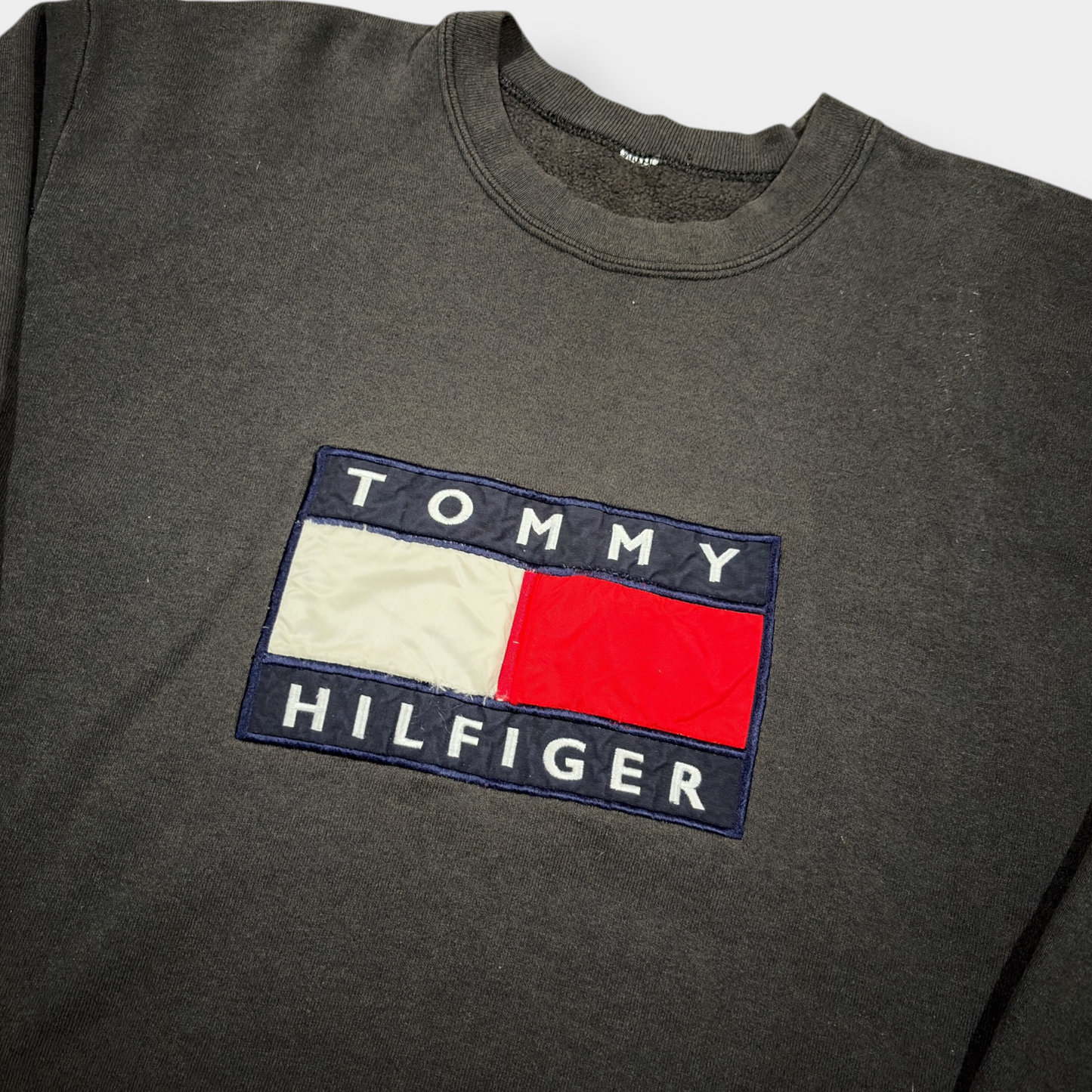 TOMMY HILFIGER | 1990s VINTAGE GREY EMBROIDERED SPELLOUT SWEATSHIRT