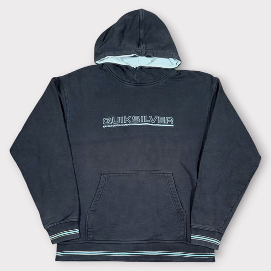 QUICKSILVER | 90S NAVY DENIM DEVELOPMENT SPELLOUT EMBROIDERED HOODIE (XL)