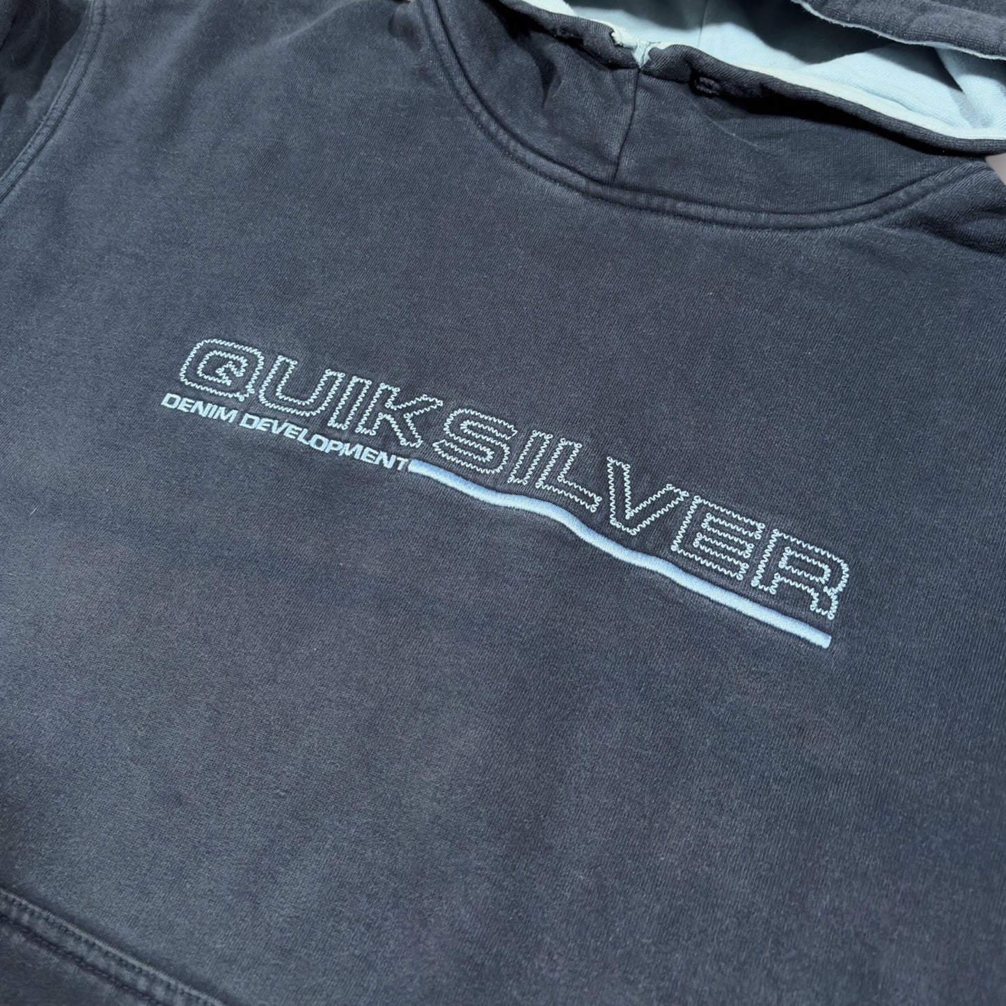 QUICKSILVER | 90S NAVY DENIM DEVELOPMENT SPELLOUT EMBROIDERED HOODIE (XL)