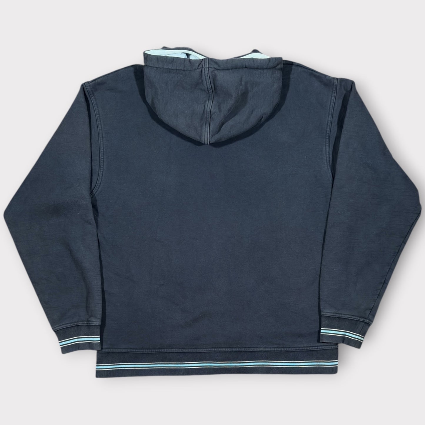 QUICKSILVER | 90S NAVY DENIM DEVELOPMENT SPELLOUT EMBROIDERED HOODIE (XL)