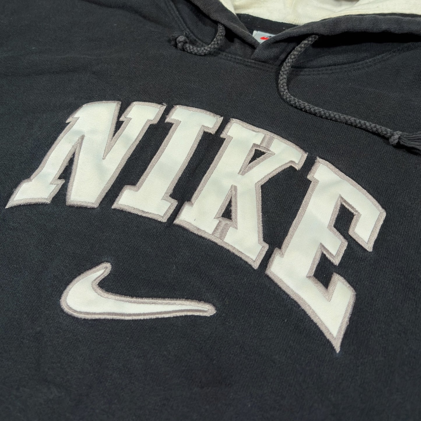 NIKE | 90s EMBROIDERED BLACK SPELLOUT HOODIE (L)