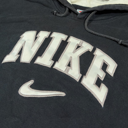 NIKE | 90s EMBROIDERED BLACK SPELLOUT HOODIE (L)
