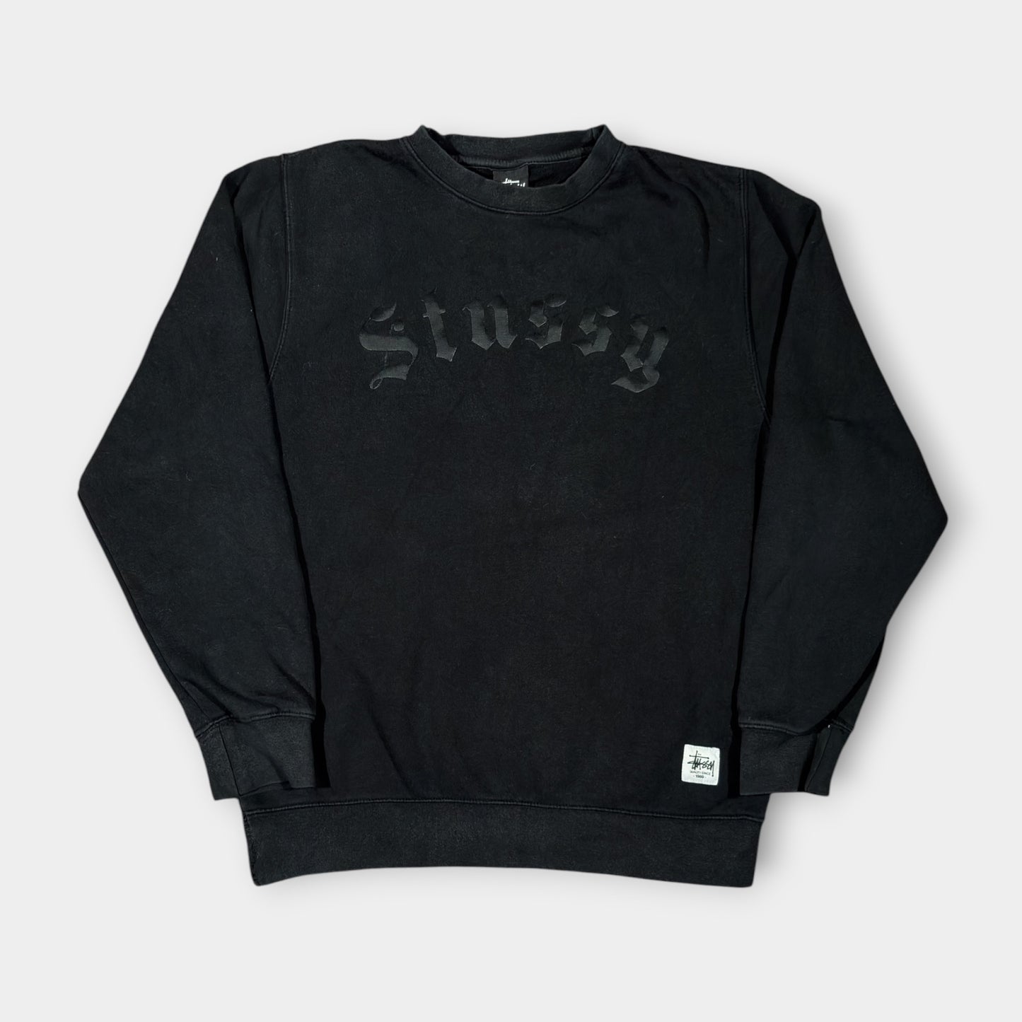 STUSSY | BLACK GOTHIC SPELLOUT SWEATSHIRT (M)