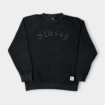 STUSSY | BLACK GOTHIC SPELLOUT SWEATSHIRT (M)