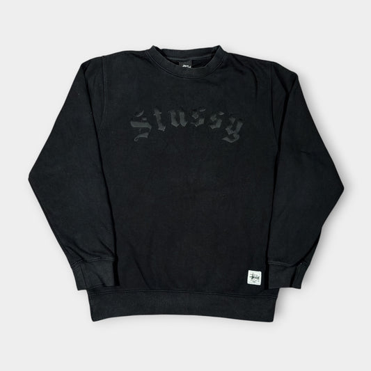 STUSSY | BLACK GOTHIC SPELLOUT SWEATSHIRT (M)