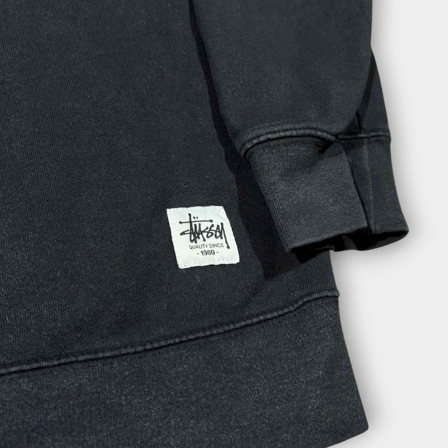 STUSSY | BLACK GOTHIC SPELLOUT SWEATSHIRT (M)