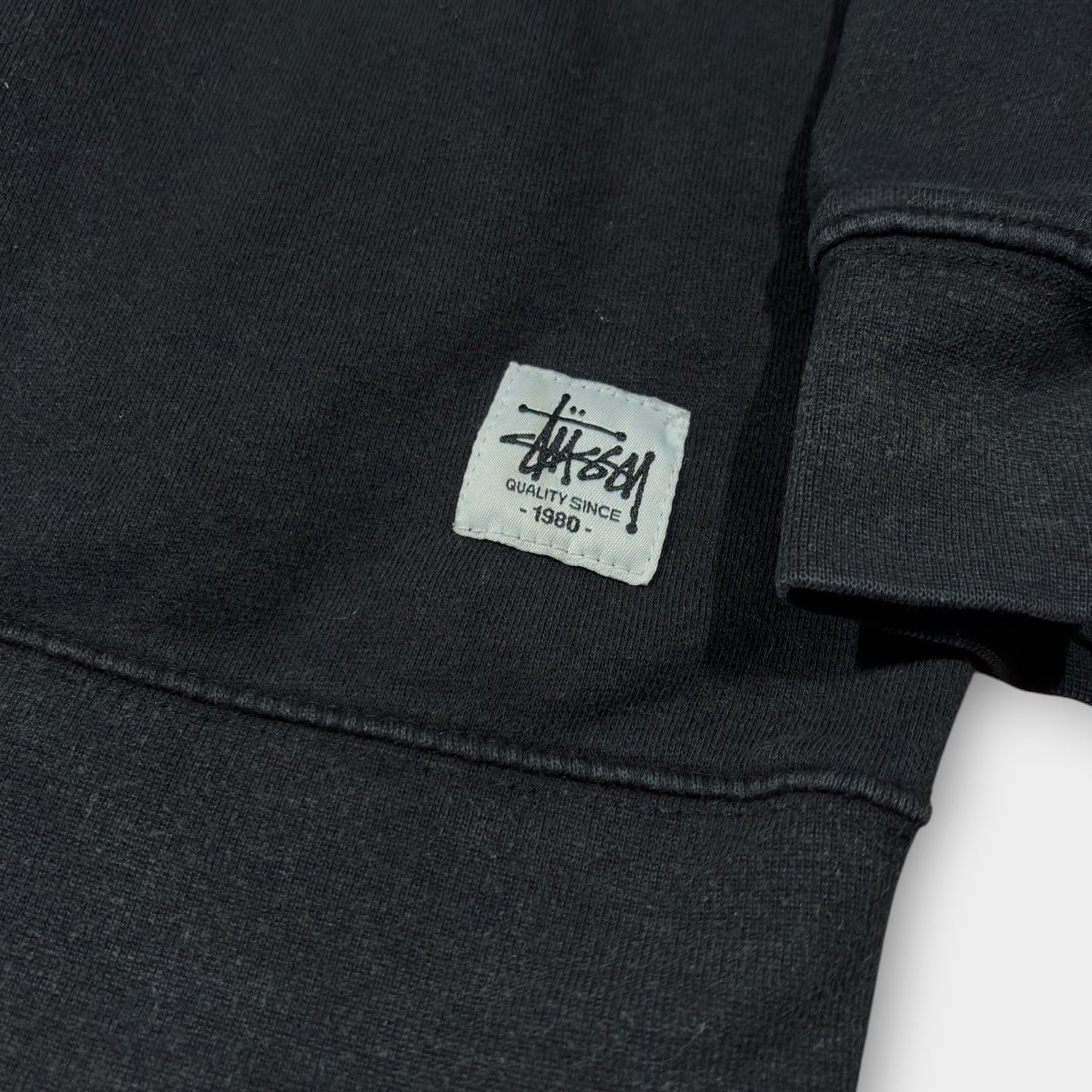 STUSSY | BLACK GOTHIC SPELLOUT SWEATSHIRT (M)