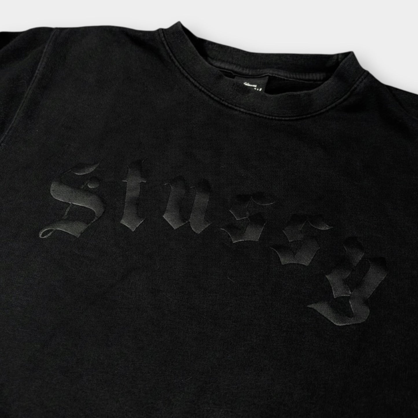 STUSSY | BLACK GOTHIC SPELLOUT SWEATSHIRT (M)
