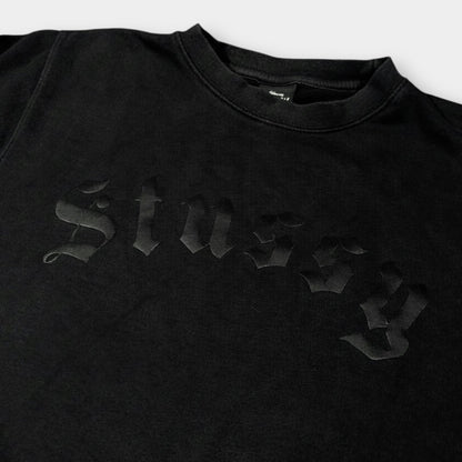 STUSSY | BLACK GOTHIC SPELLOUT SWEATSHIRT (M)