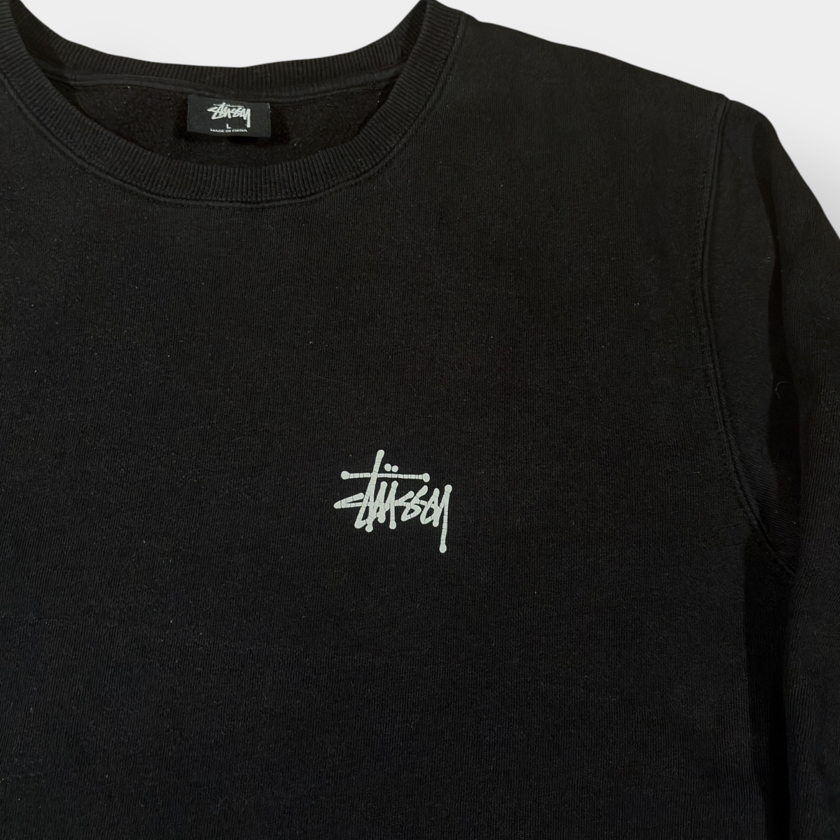 STUSSY | BLACK SPELLOUT GRAPHIC SWEATSHIRT (L)