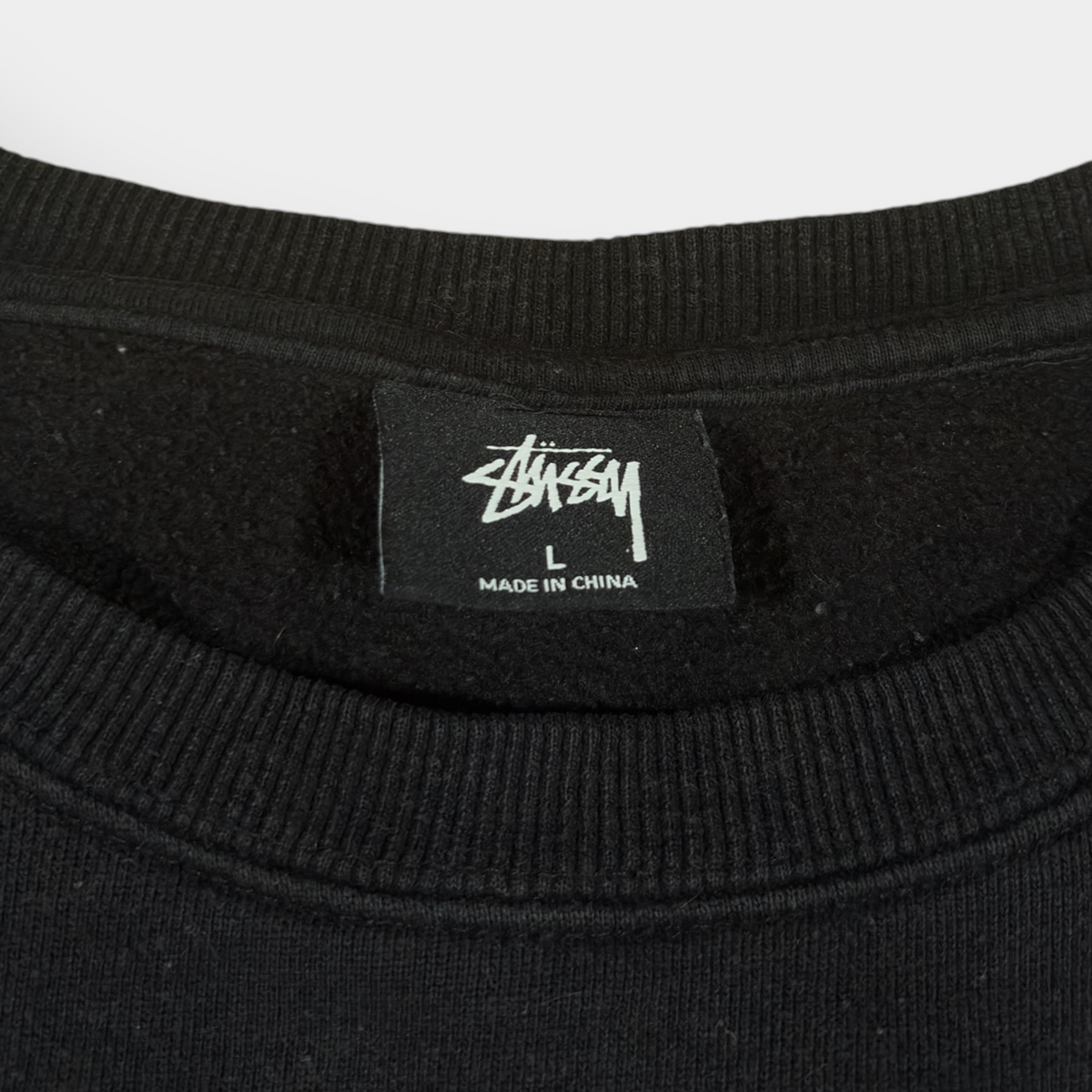 STUSSY | BLACK SPELLOUT GRAPHIC SWEATSHIRT (L)