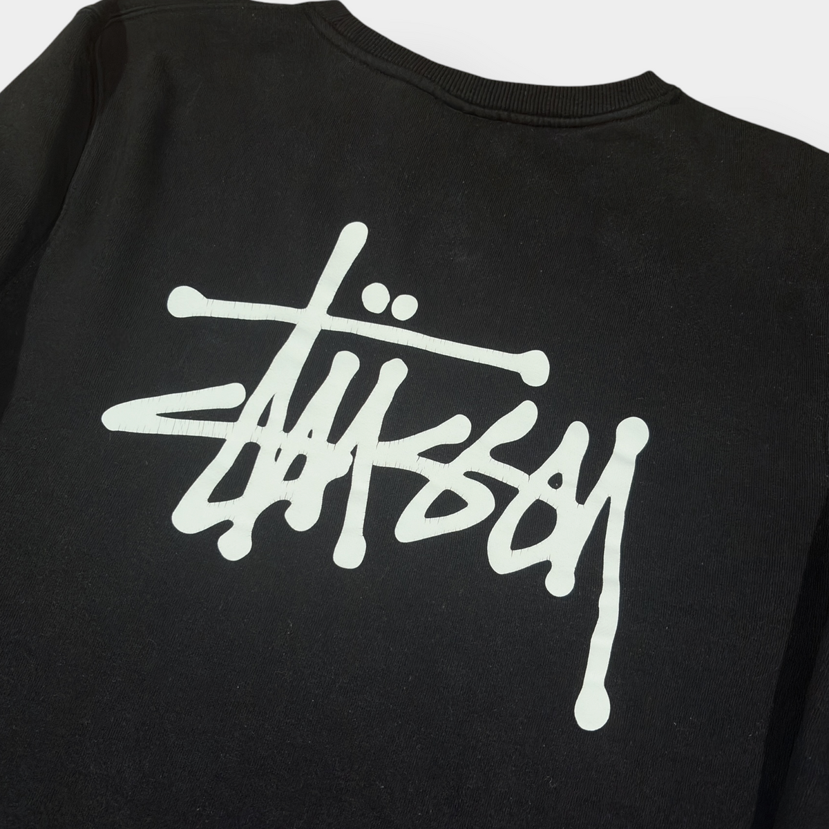 STUSSY | BLACK SPELLOUT GRAPHIC SWEATSHIRT (L)