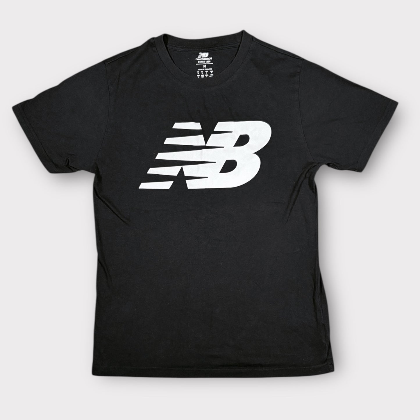 NEW BALANCE | LARGE LOGO PRINT TEE (M)
