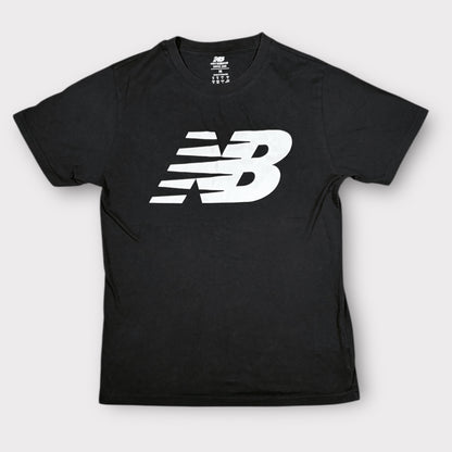 NEW BALANCE | LARGE LOGO PRINT TEE (M)