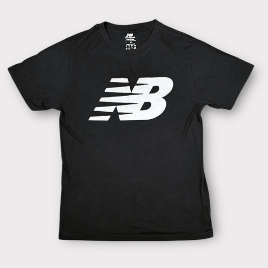 NEW BALANCE | LARGE LOGO PRINT TEE (M)