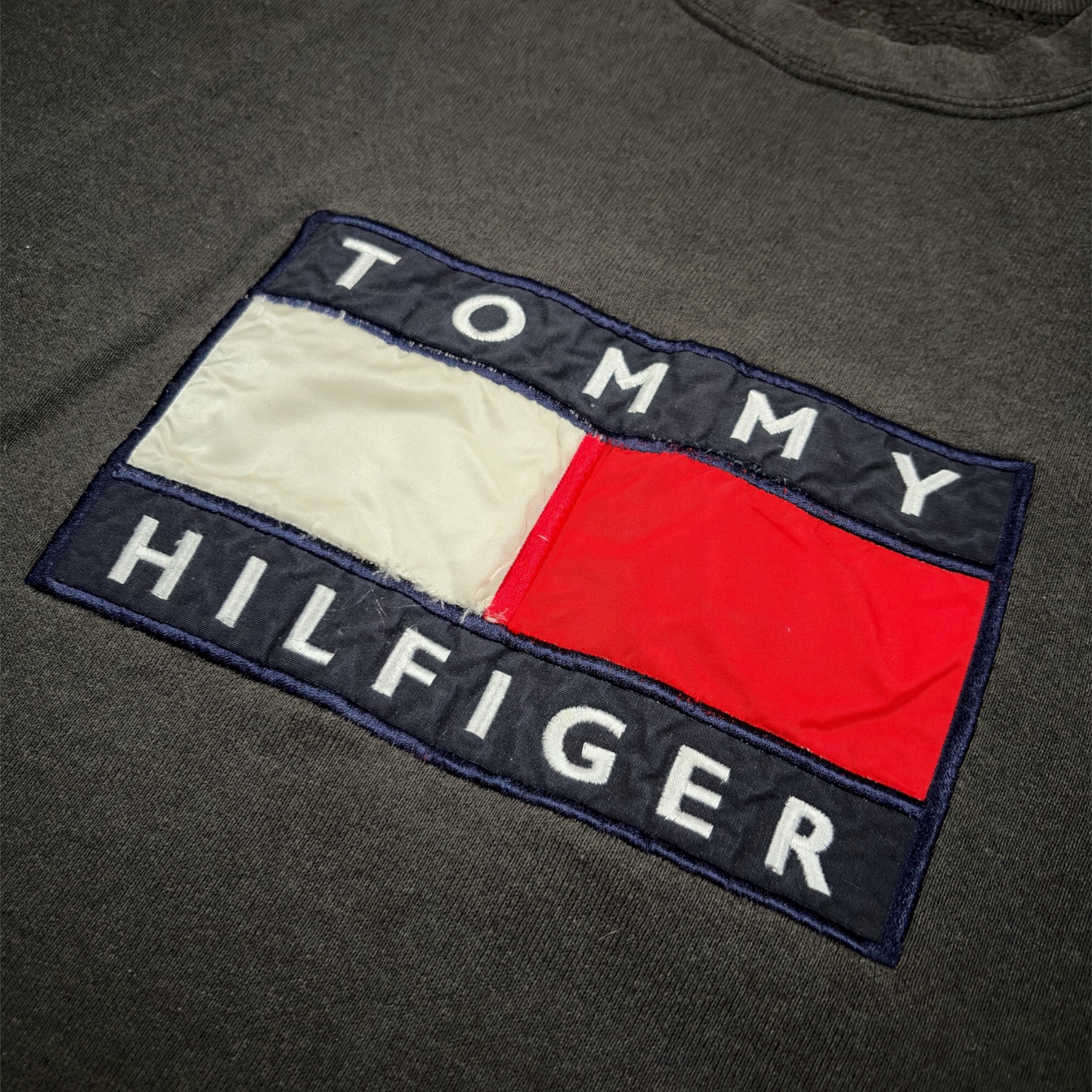 TOMMY HILFIGER | 1990s VINTAGE GREY EMBROIDERED SPELLOUT SWEATSHIRT
