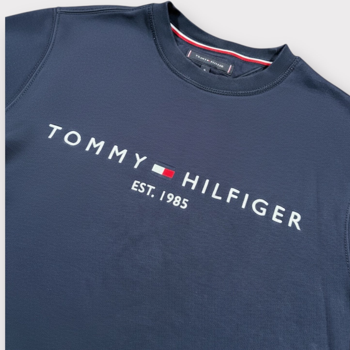 TOMMY HILFIGER SPELLOUT SWEATSHIRT (M)