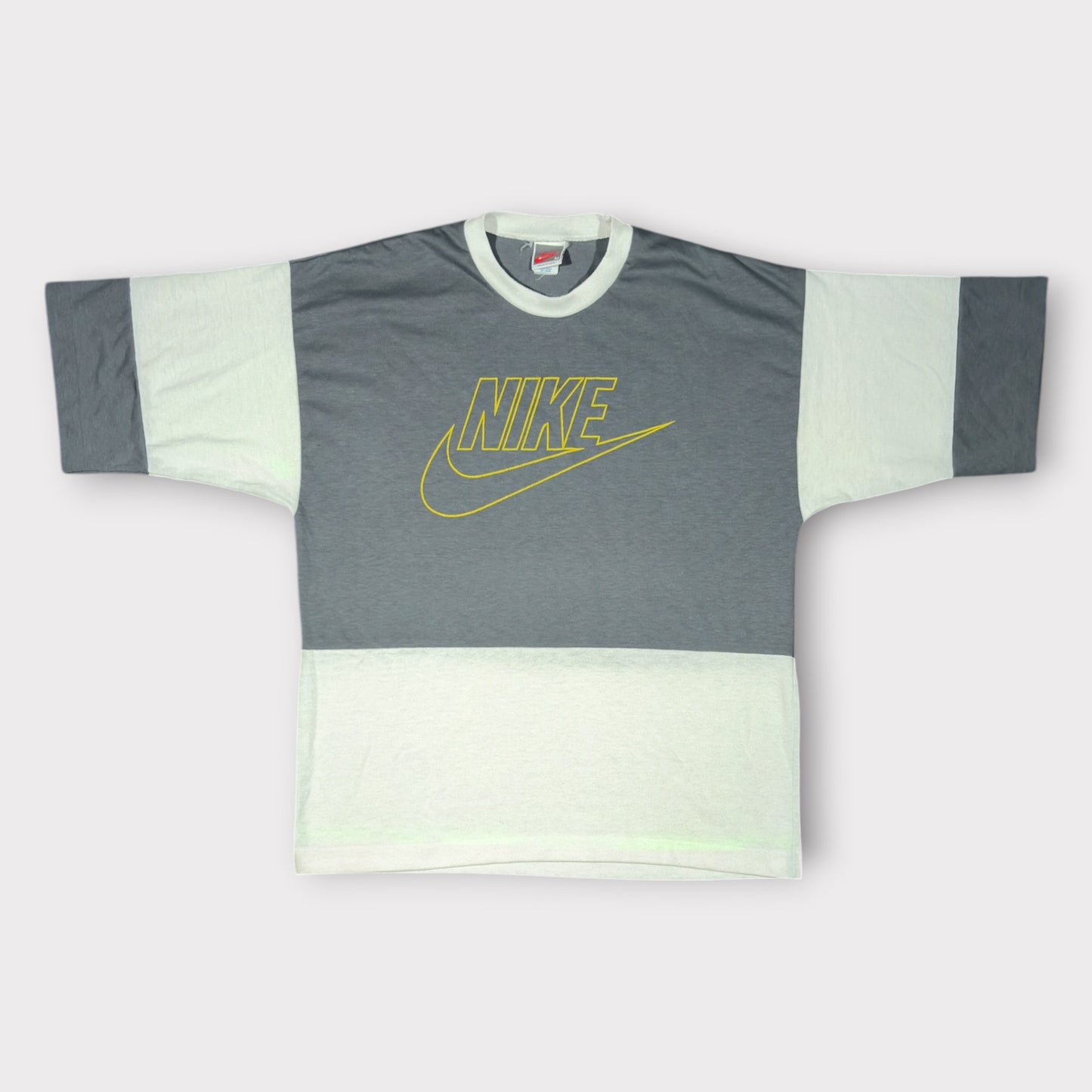 NIKE | 1980s VINTAGE SINGLE STITCH GREY AND WHITE SPELLOUT LOGO TEE (M)