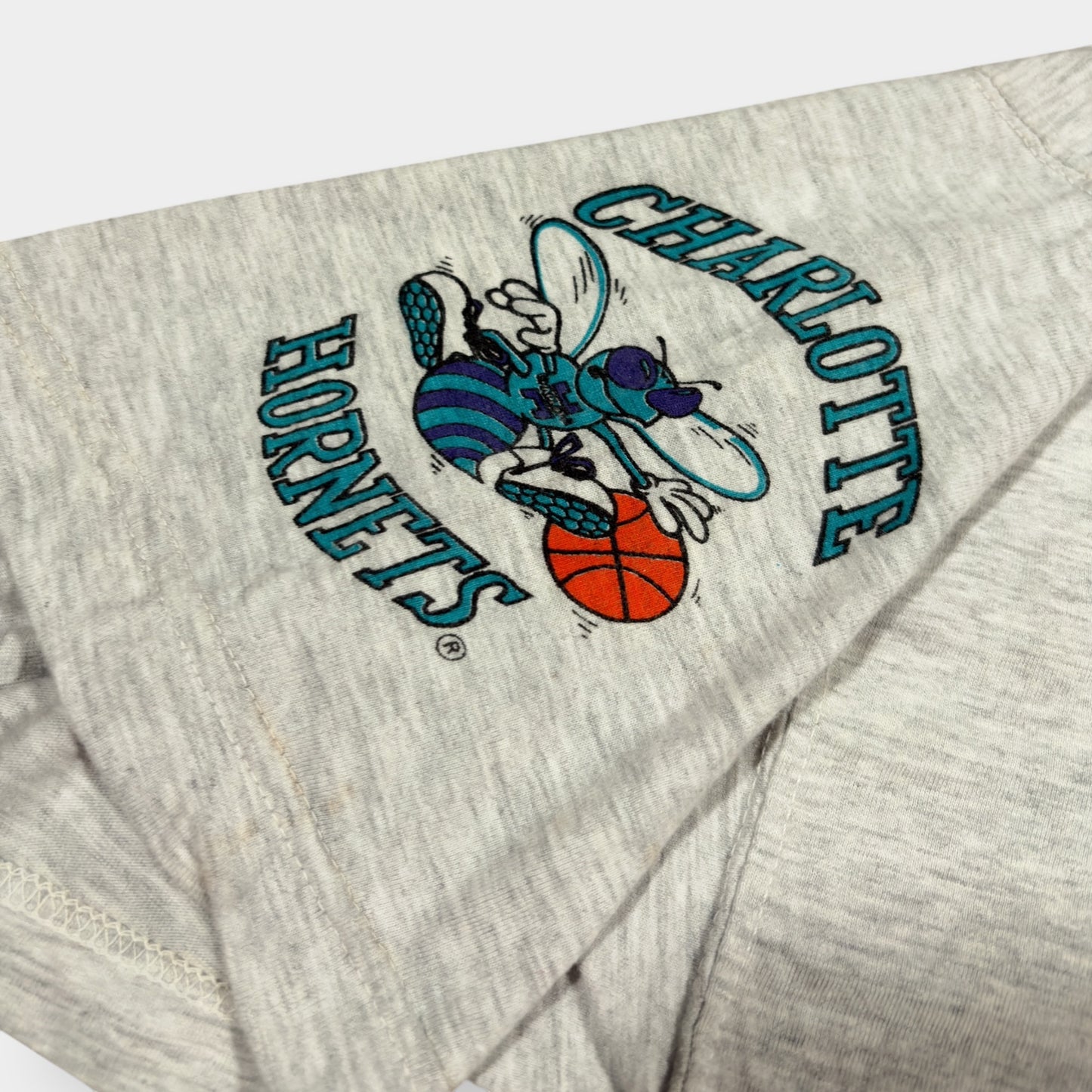 NBA x CHARLOTTE HORNETS | 90s VINTAGE GREY SINGLE STITCH GRAPHIC TEE (M)