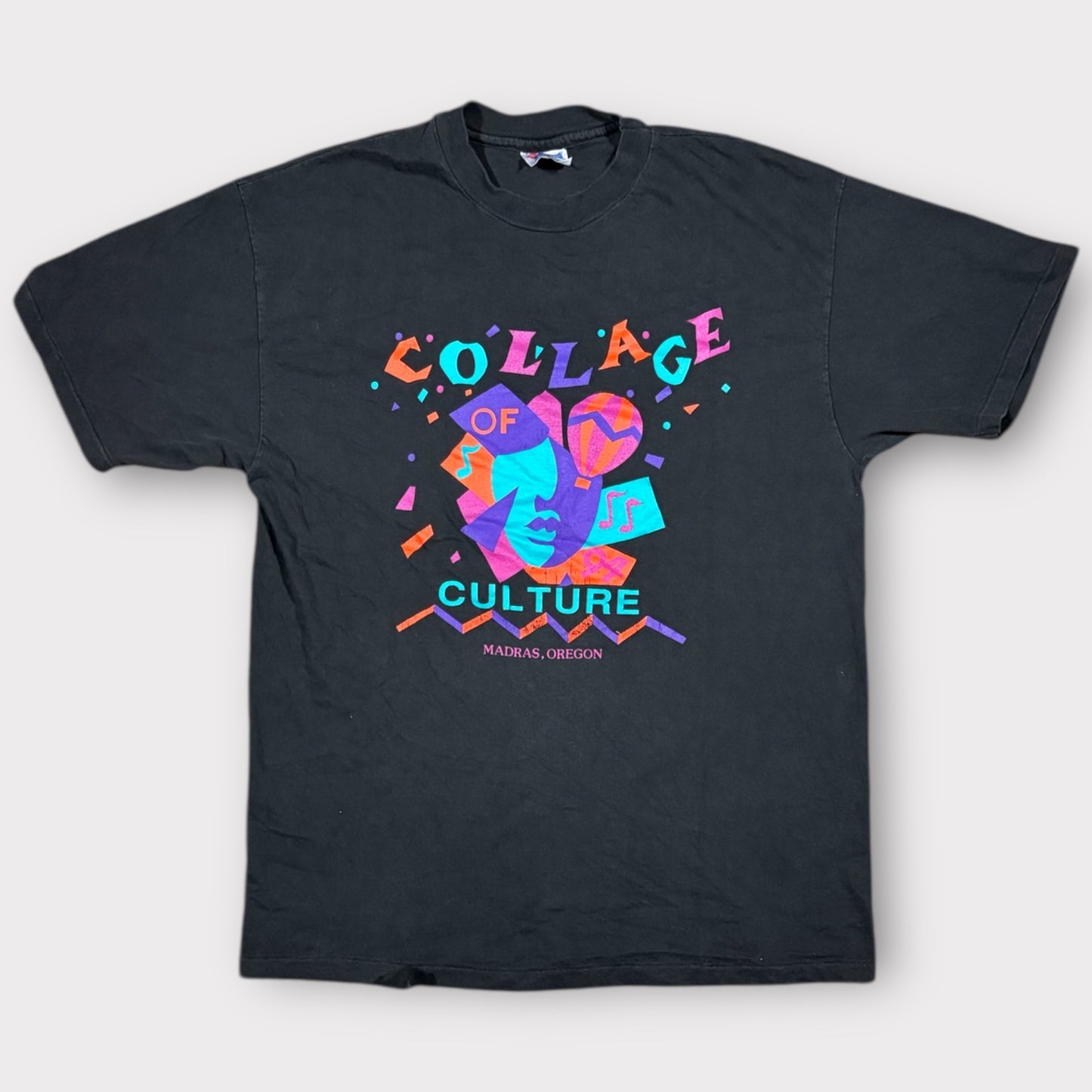 90s VINTAGE COLLAGE OF CULTURE SINGLE STITCH GRAPHIC TEE (L)