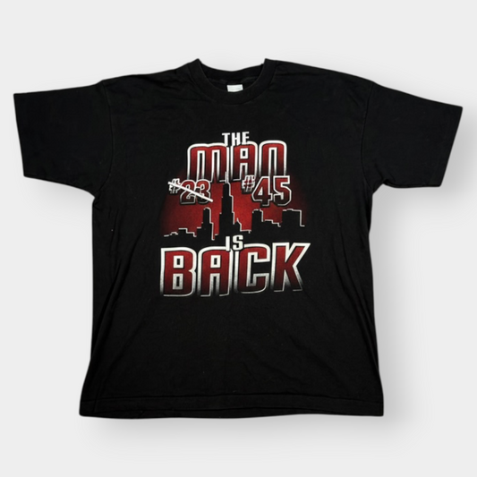 SALEM SPORTS | 1990s VINTAGE MICHAEL JORDAN “THE MAN IS BACK” GRAPHIC SINGLE STITCH TEE (XL)