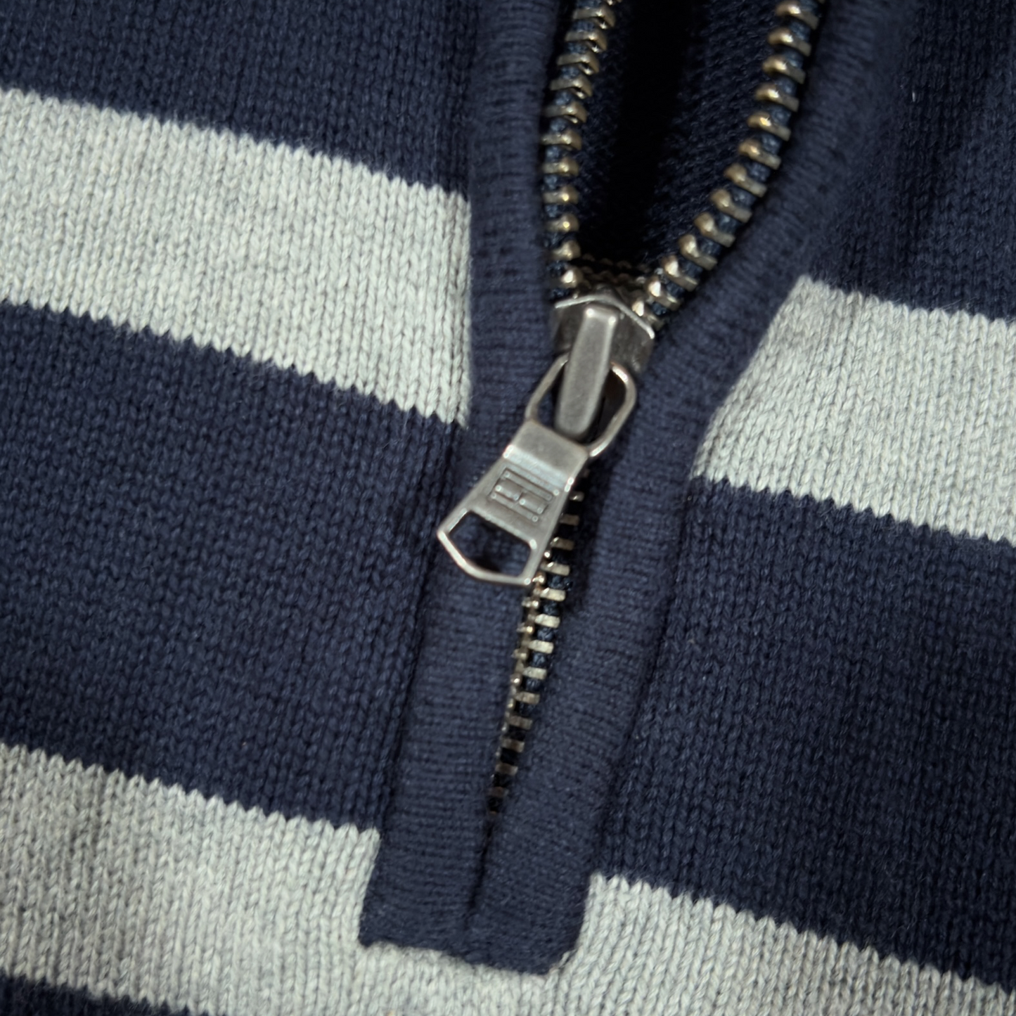 TOMMY HILFIGER | VINTAGE MULTICOLOUR STRIPED 1/4 ZIP (XL)