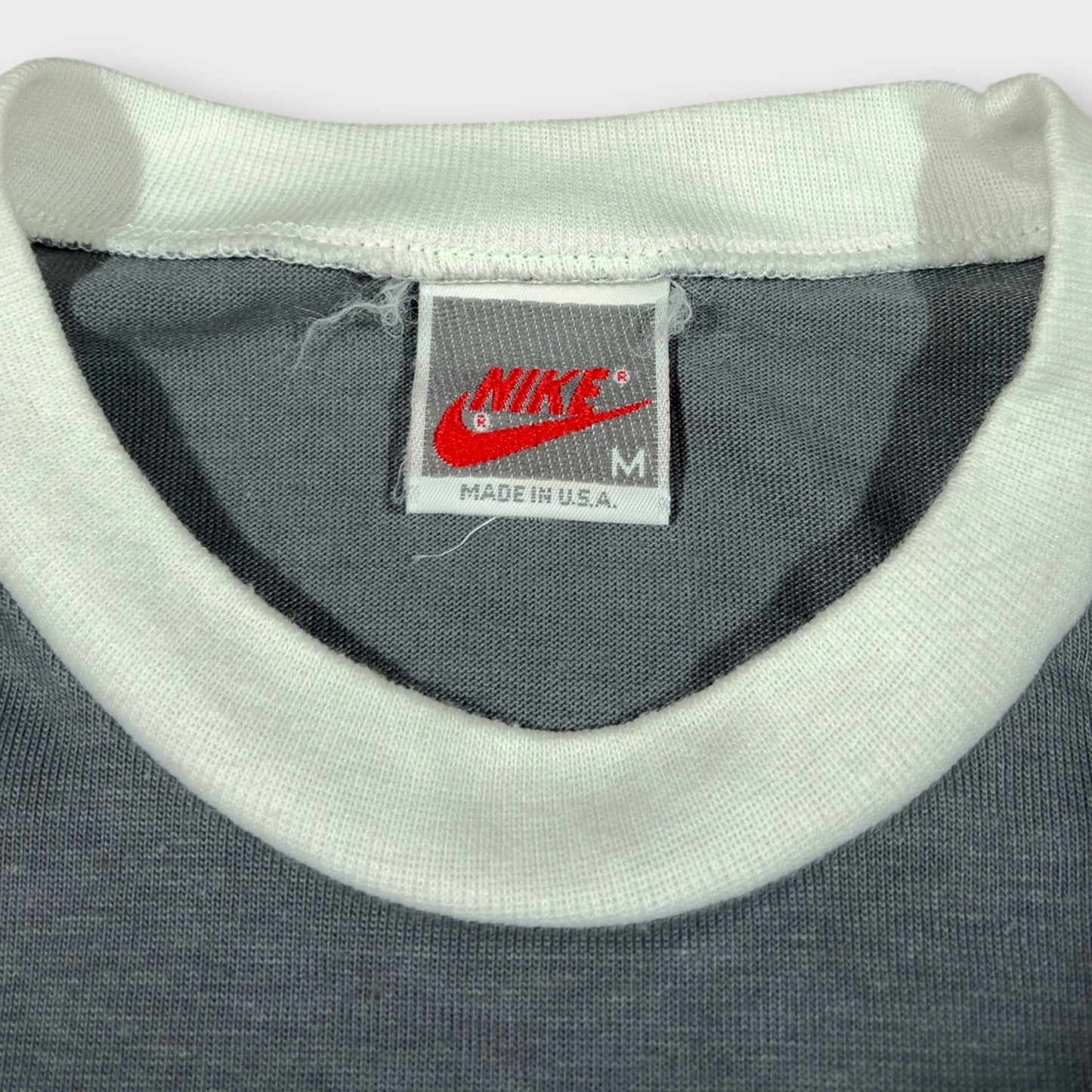 NIKE | 1980s VINTAGE SINGLE STITCH GREY AND WHITE SPELLOUT LOGO TEE (M)