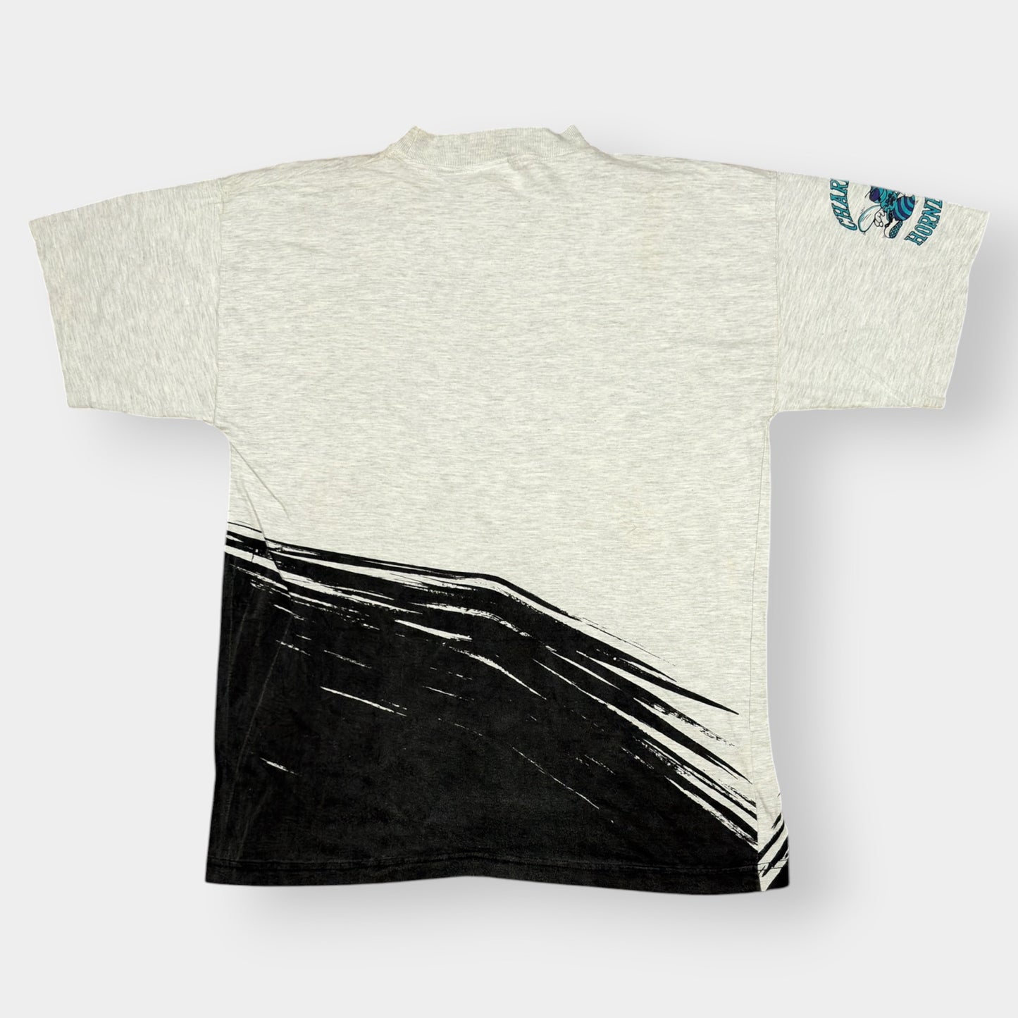 NBA x CHARLOTTE HORNETS | 90s VINTAGE GREY SINGLE STITCH GRAPHIC TEE (M)