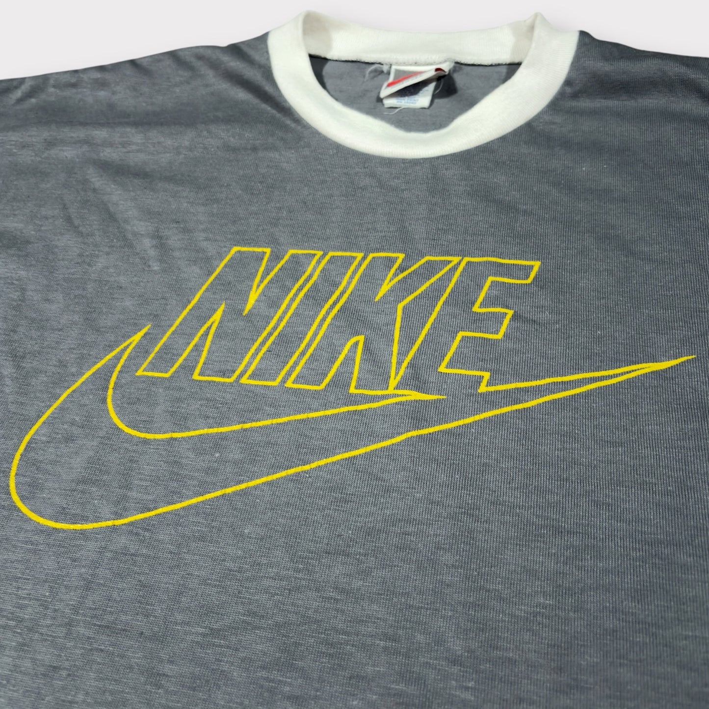 NIKE | 1980s VINTAGE SINGLE STITCH GREY AND WHITE SPELLOUT LOGO TEE (M)