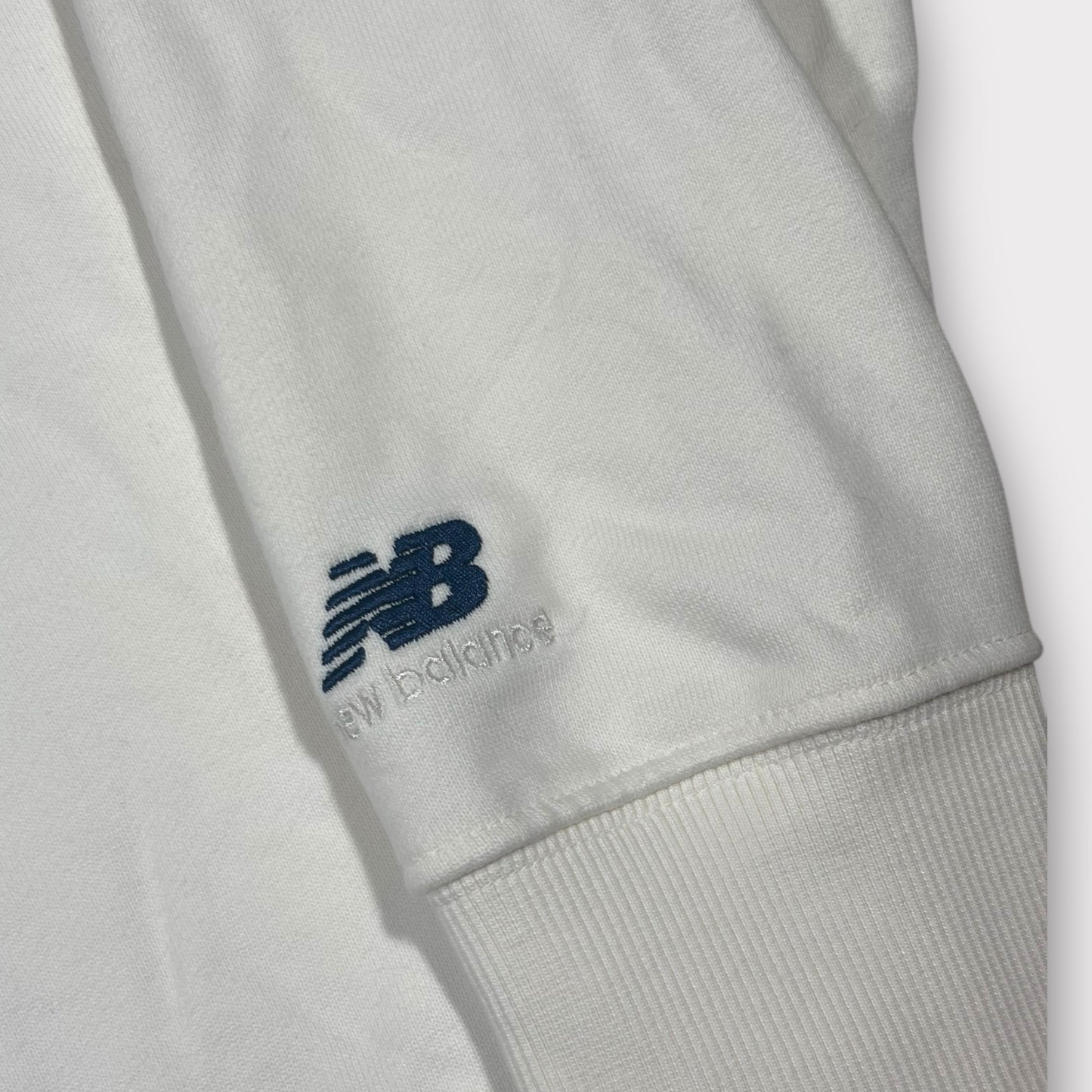 NEW BALANCE EMBROIDERED SPELLOUT SWEATSHIRT (S)