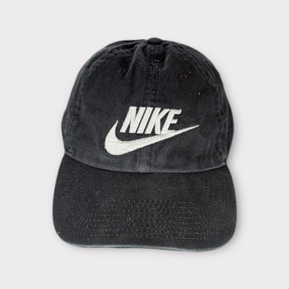 NIKE EMBROIDERED SPELLOUT CAP (ONE SIZE)