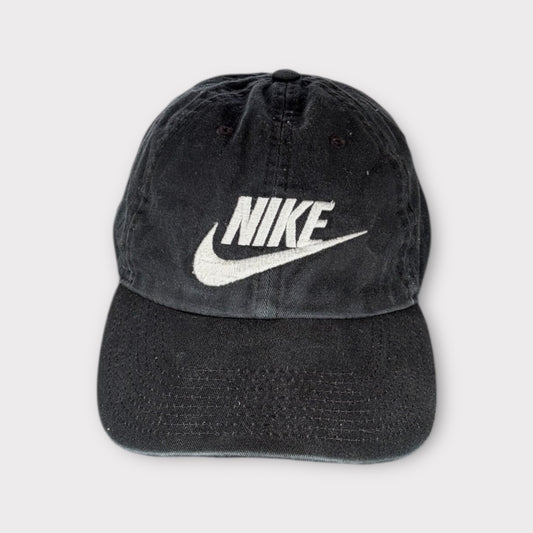 NIKE EMBROIDERED SPELLOUT CAP (ONE SIZE)