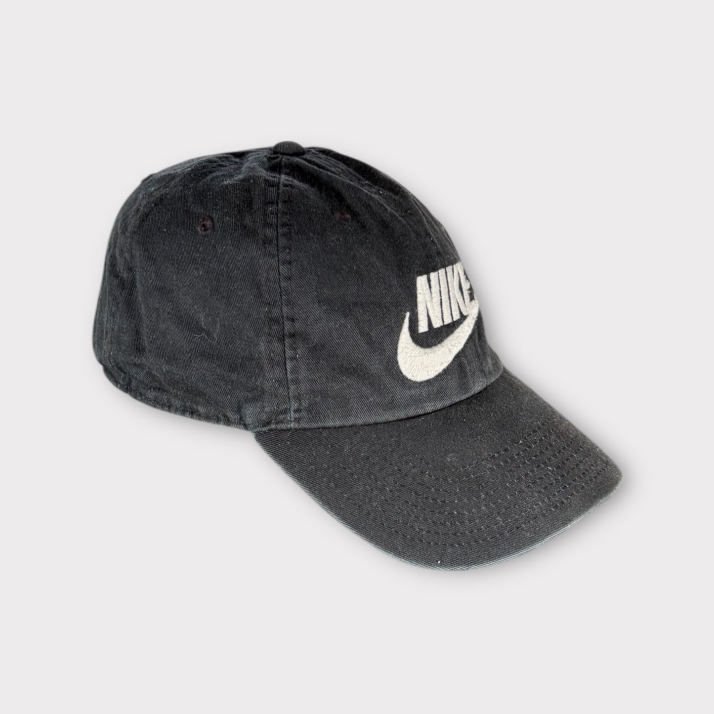 NIKE EMBROIDERED SPELLOUT CAP (ONE SIZE)