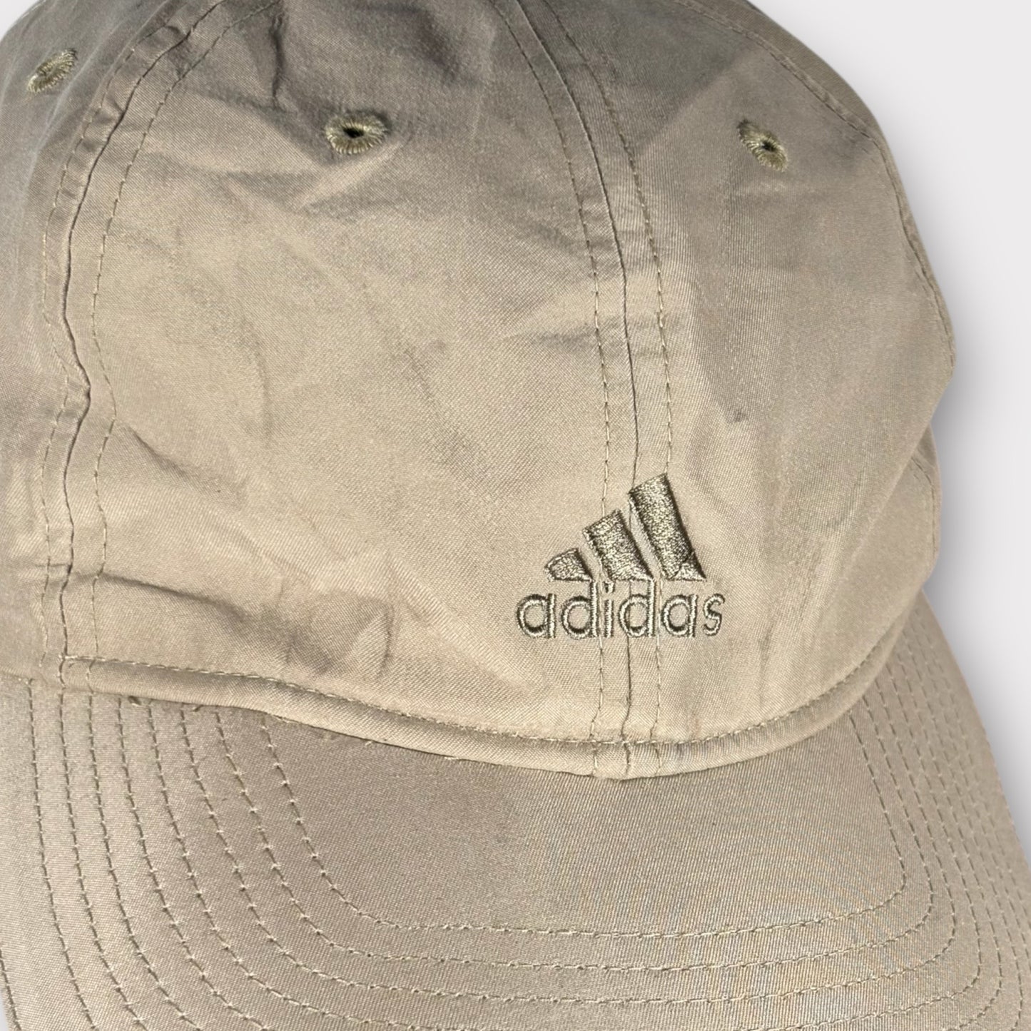 ADIDAS | BEIGE EMBROIDERED CAP (ONE SIZE)