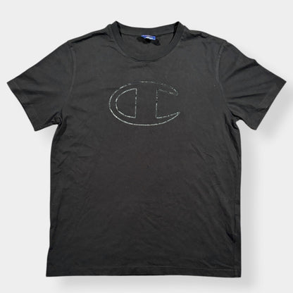 CHAMPION | BLACK SPELLOUT TEE (M)